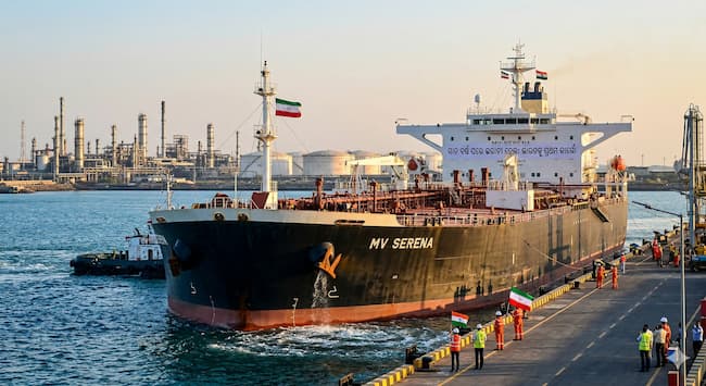 ଇରାନରୁ ଆସୁଛି ‘କଳା ସୁନା’: ୭ ବର୍ଷ ପରେ ଫିଟିଲା ବାଟ ଇରାନରୁ ଆସୁଛି 'କଳା ସୁନା': ୭ ବର୍ଷ ପରେ ଫିଟିଲା ବାଟ